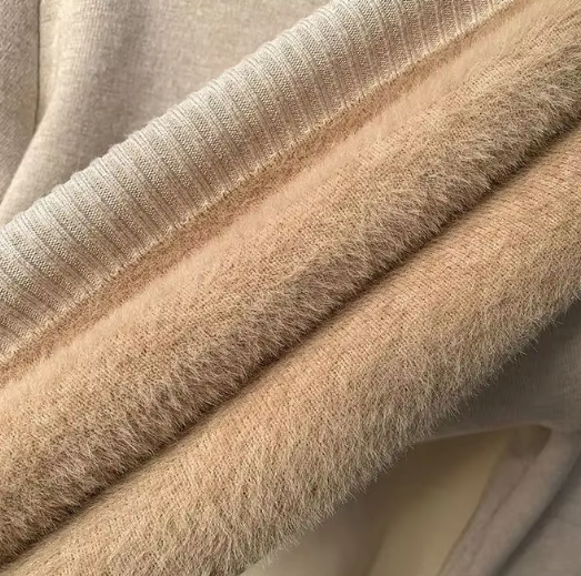 بلوزة نسائية مخملية برقبة عالية